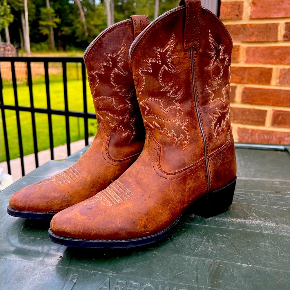 YOUTH SIZE 3 ARIAT BOOTS